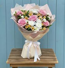 Букет цветов из:  Гвоздики, Орхидеи и Розы в Чограйском