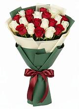 Букет Микс из красных и белых роз в Чограйском