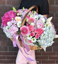 Композиция солнечный день в Чограйском Цветочная композиция из Розы, Хризантемы, Пионы и Лизиантусы в корзине в Чограйском