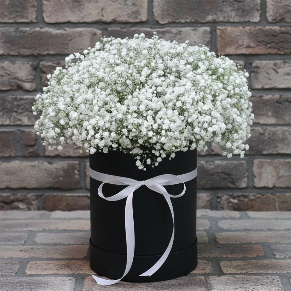 Цветочная композиция из Гипсофила в шляпной коробке в Чограйском