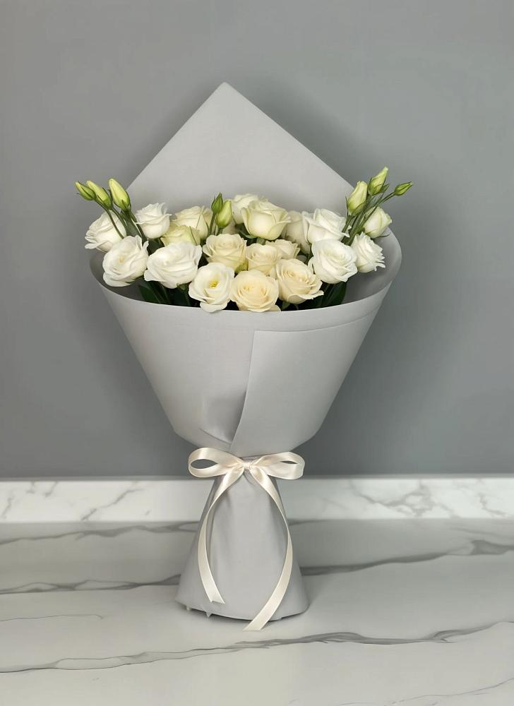 Букет цветов из: Розы и Лизиантусы в Чограйском