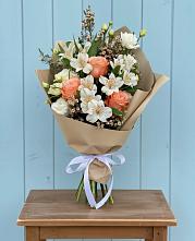 Букет цветов из:  Альстромерии, Лизиантусы, Розы и Хризантемы в Чограйском