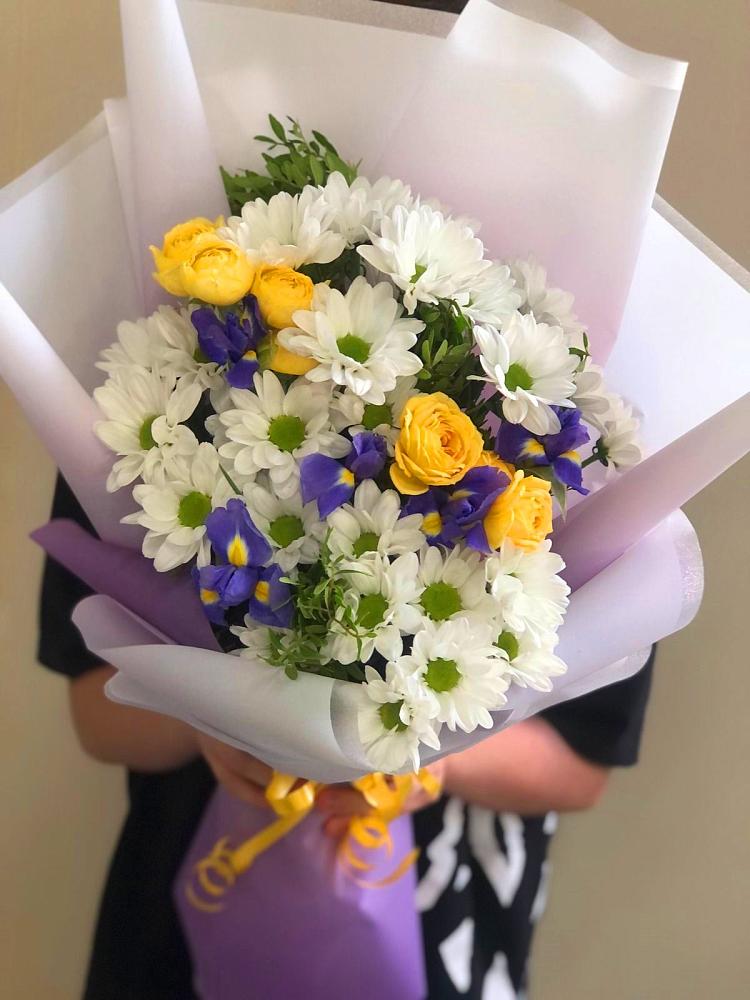 Букет цветов из: Ирисы, Хризантемы и Розы в Чограйском