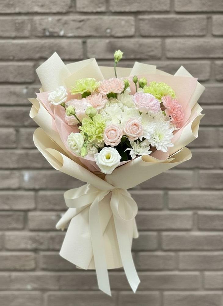 Букет цветов из: Гвоздики, Розы, Лизиантусы и Хризантемы в Чограйском