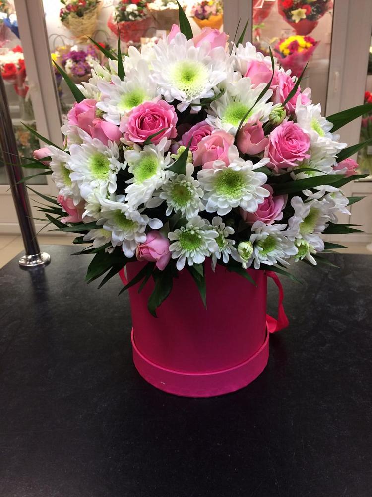 Цветочная композиция из Розы и Хризантемы в шляпной коробке в Чограйском