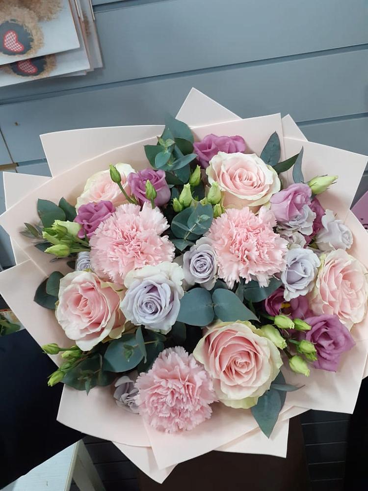 Букет цветов из: Розы, Гвоздики и Лизиантусы в Чограйском